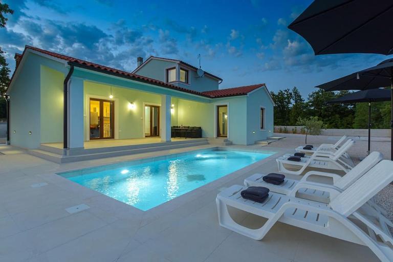 Villa St Vinzent with pool by Istrialux - B&B Bibići