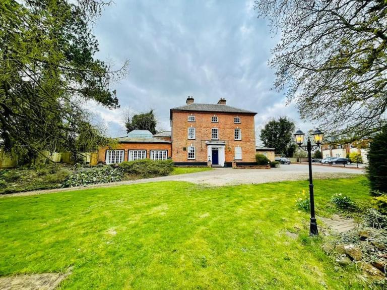 Lydney House Hotel Swaffham Sleeps 22 - B&B Swaffham