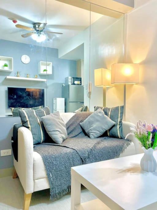 Fully equipped 1BR Condo at Shore2 near to MOA - Bed and Breakfast Manilla