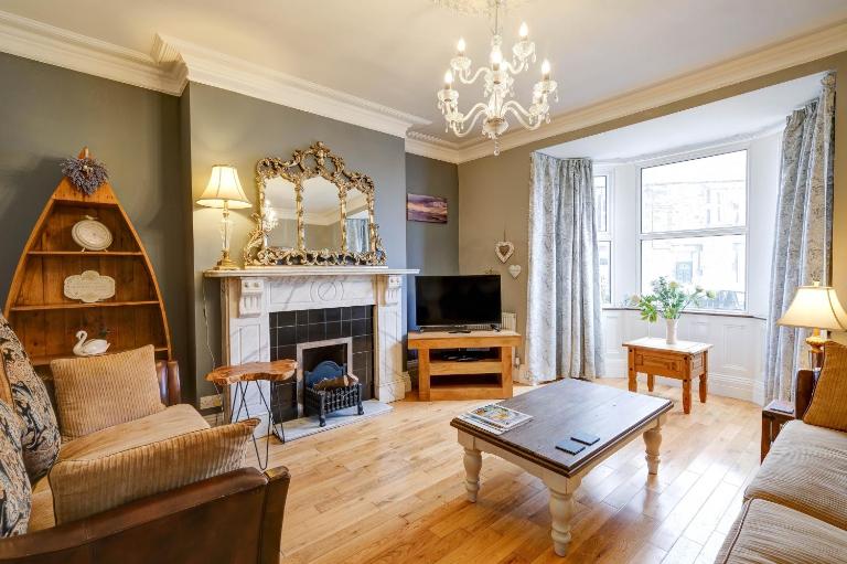 Seashell House with SEA VIEWS and FREE GYM POOL PASS - B&B Amble