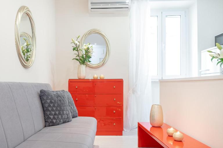 Nadiona Suites Red & Cream - Ferienwohnung Karyófyto
