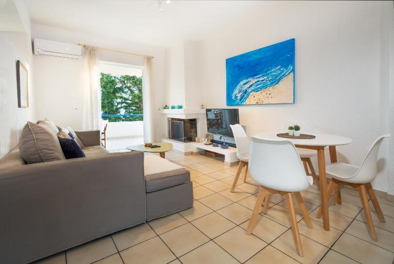 Del Mar Luxury Apartment 30m From The Beach - Chambres d'hôtes Limín Mesoyaías