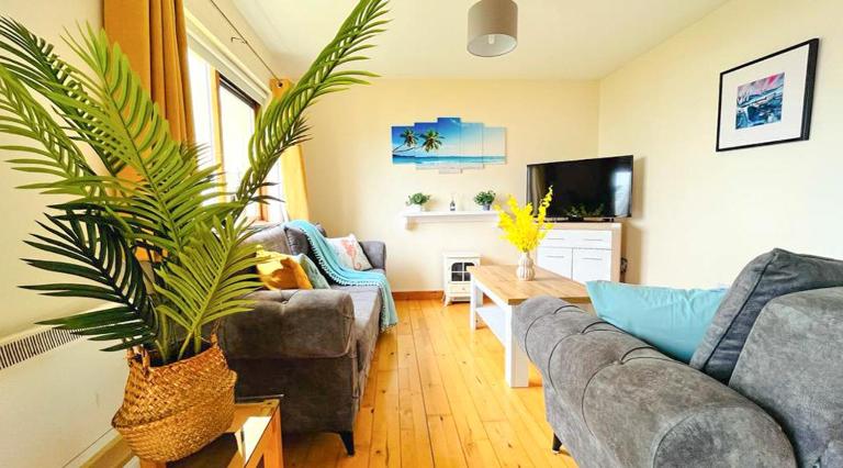 Summer Breeze - My Cosy & Warm Holiday Home in Youghal's heart - Family Friendly - Long Term Price Cuts - B&B Youghal