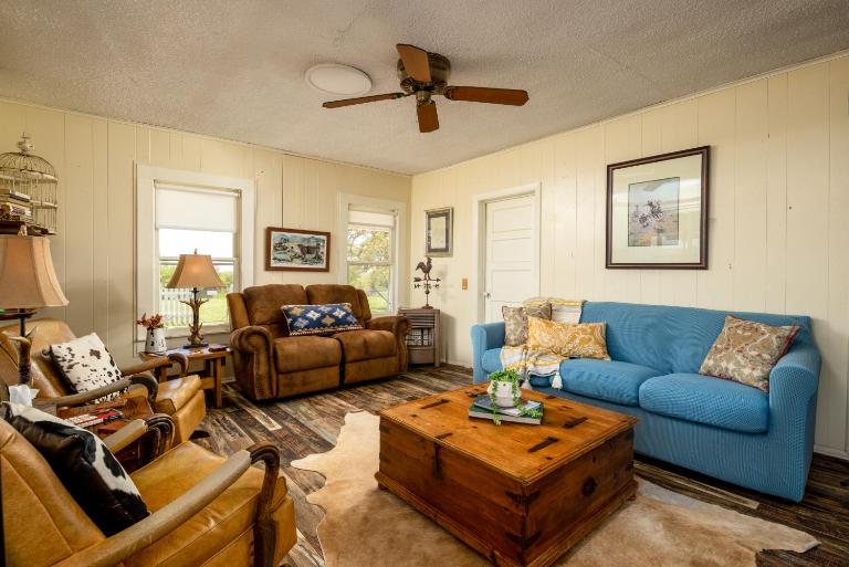 Stay on a 350-acre Cattle Ranch! Brazos River! Tubing! Petting zoo! - B&B Weatherford
