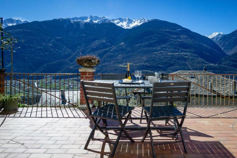 Panoramic Apartment Italian Alps Valtellina near Sondrio, Tirano - B&B Poggiridenti Alto