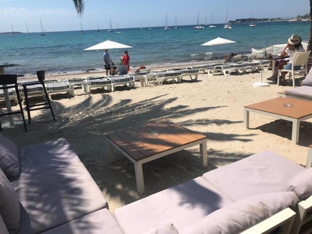 BANDOL ROC BEACH VUE MER Grand T3 face à la plage avec parking - Bed and Breakfast Bandol
