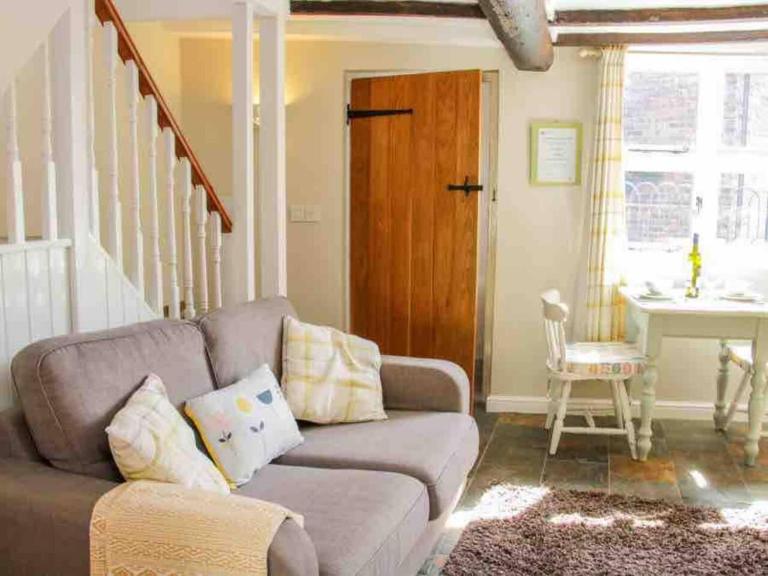 CottageSleeps2-Fireplace-ValleyView-Patio-Garden - B&B Ironbridge