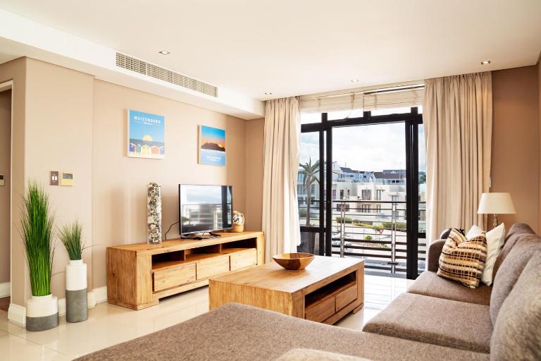 Modern Beachfront Eden on the Bay 210- 2 bedroom, 2 bathroom - Chambres d'hôtes Bloubergstrand