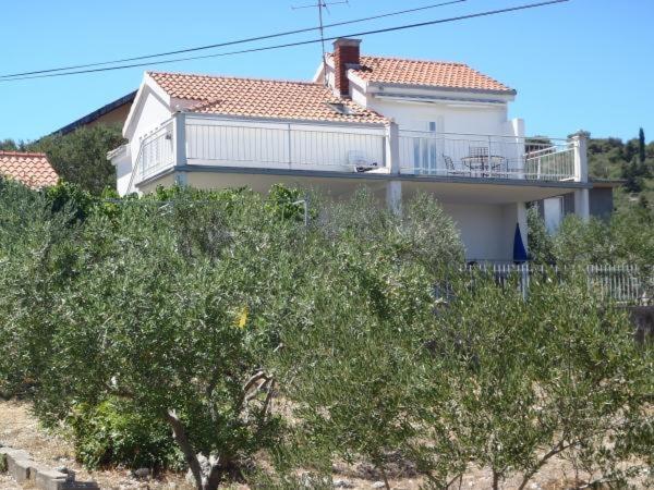 Apartment in Slatine with sea view, terrace, air conditioning, WiFi 5147-1 - B&B Slatine
