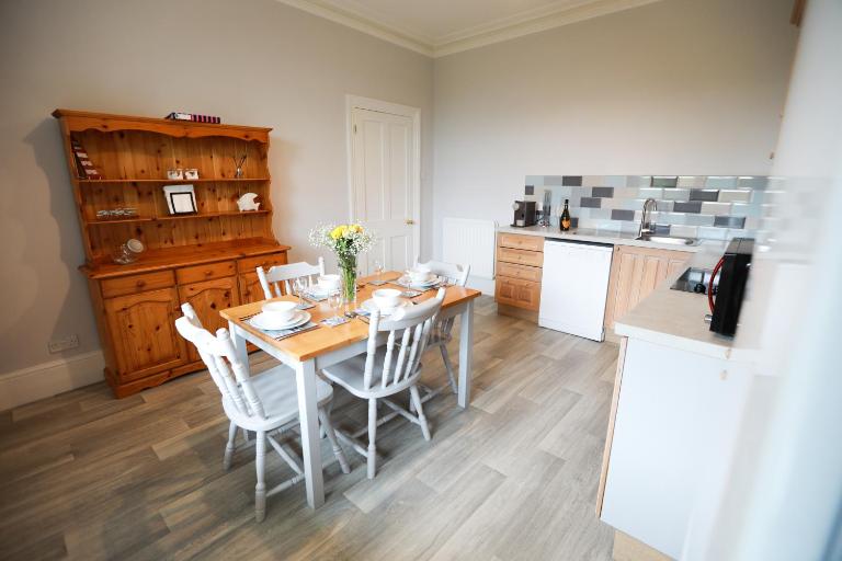 Woodside Oak hot tub & pool sleeps 4-6 - Bed and Breakfast Bideford