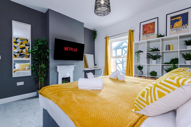NEW! Stylish 2-bed home, in Chester by 53 Degrees Property, Ideal for Long Stays, Great location - Sleeps 6 - Bed and Breakfast Chester