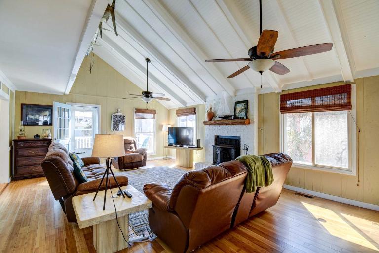 Ocean Isle Beach Home w/ Canal Views! - Chambres d'hôtes Ocean Isle Beach