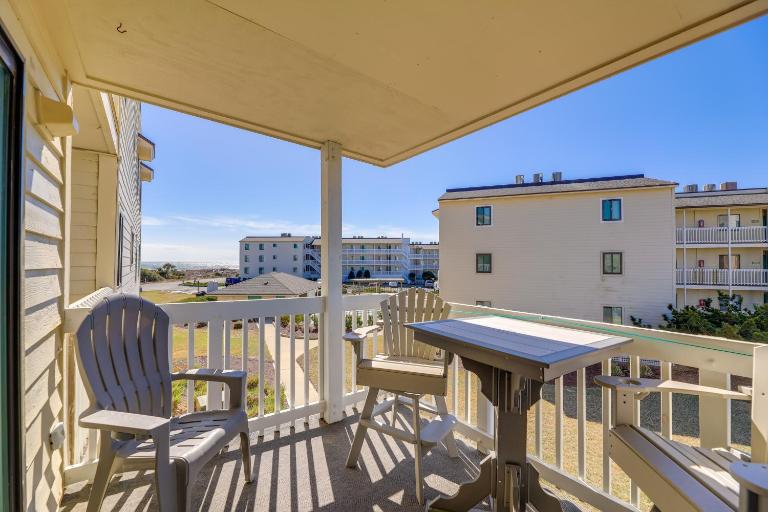 Emerald Isle Vacation Rental w/ Resort Pool! - Ferienwohnung Emerald Isle