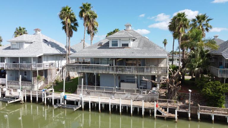 Heron's Sea Cottage with view of Space X and just minutes from South Padre Island - B&B Port Isabel