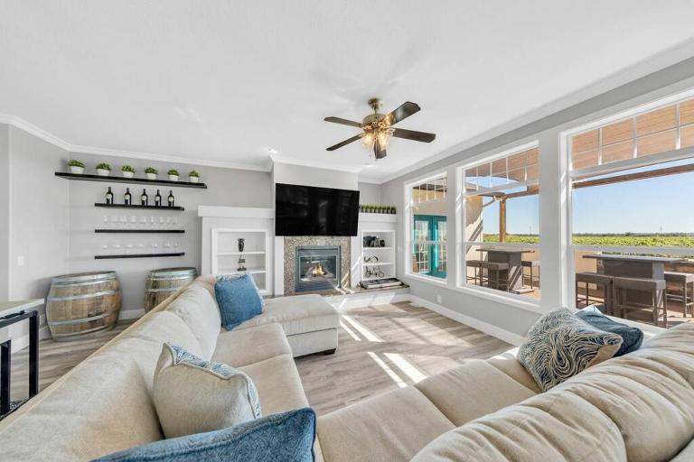 Luxe & Comfy Vineyard Estate ~ Breathtaking Views! - B&B Clarksburg