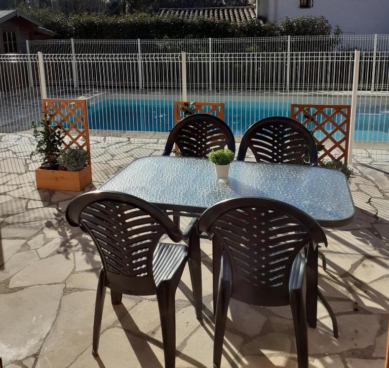 maison mitoyenne avec piscine Un moment chez Diane - Bed and Breakfast Grasse
