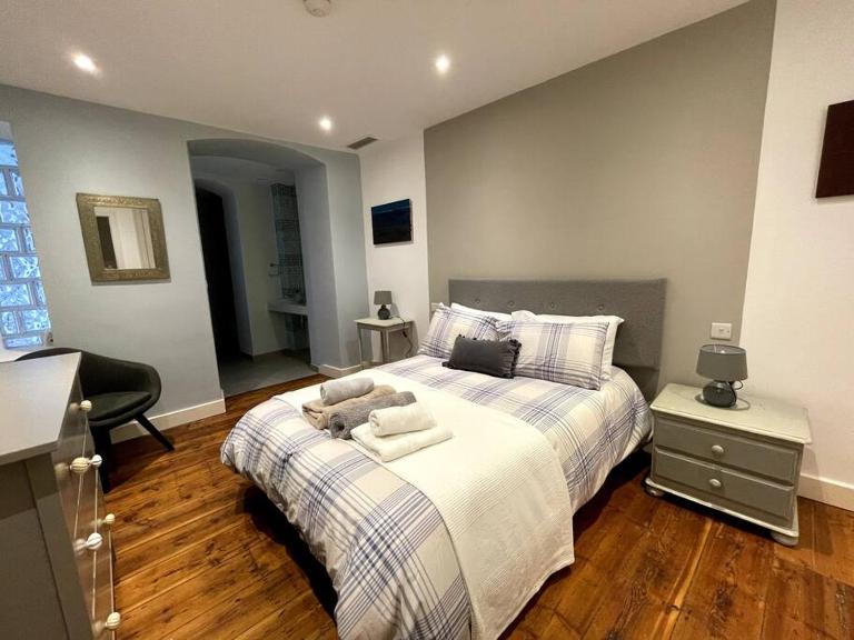 Stylish 2BR contemporary design perfect vacation - B&B Gibraltar