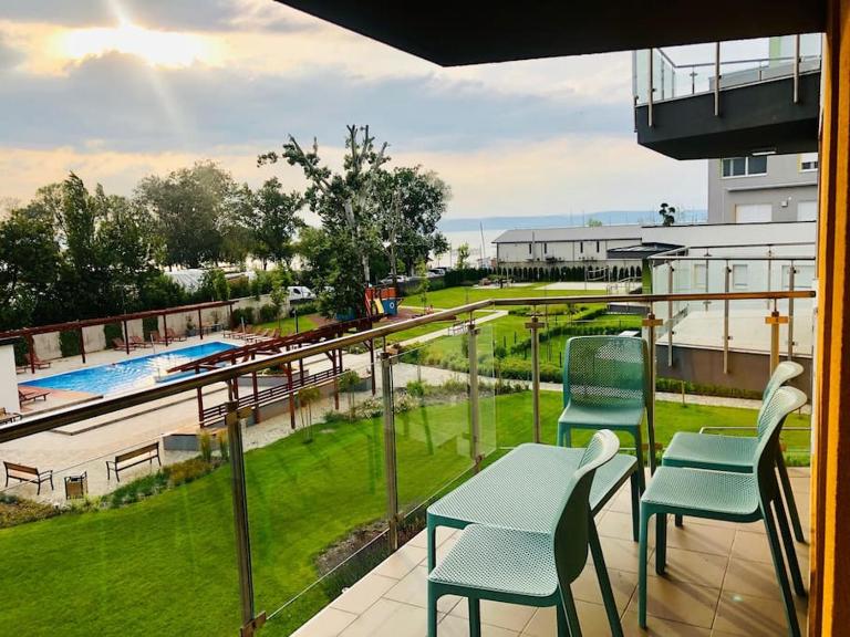 Admiral Lakeside Luxury Apartment - B&B Siófok