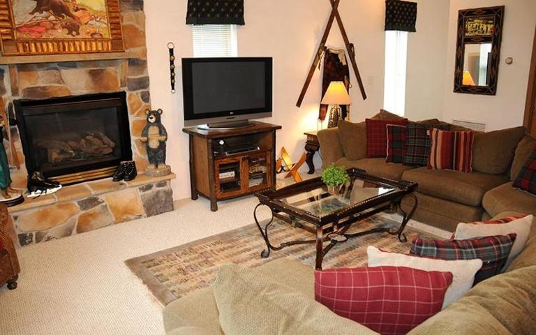 Seven Springs Woodridge 4 Bedroom Premium Condo, Sleeps 10, Deck with Mountain Views condo - Bed and Breakfast Champion