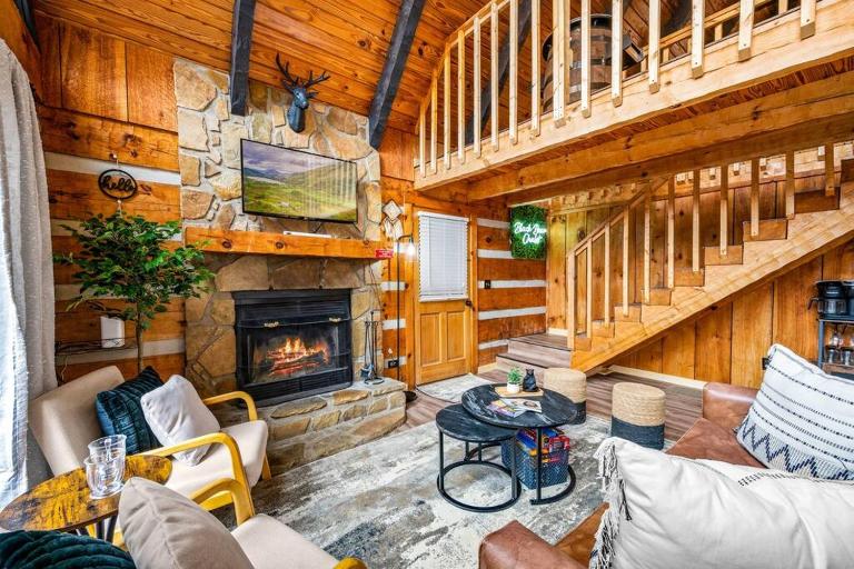 Family Fun Cabin on Bluff Mountain-Hot Tub & Game Room - B&B Sevierville