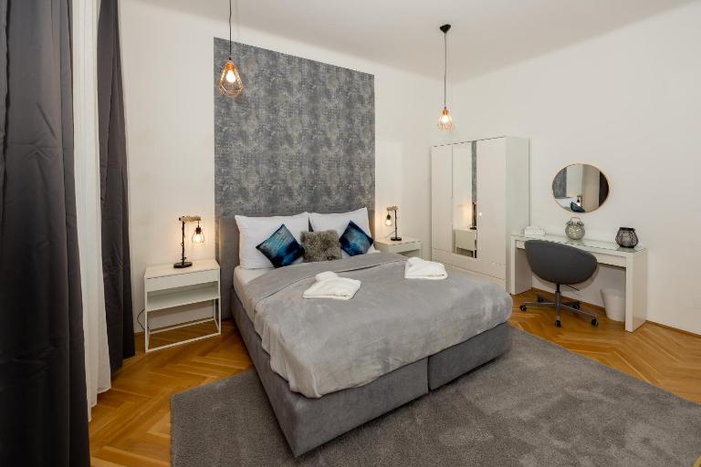 Sunny 1BR with Terrace near Schönbrunn - B&B Viena