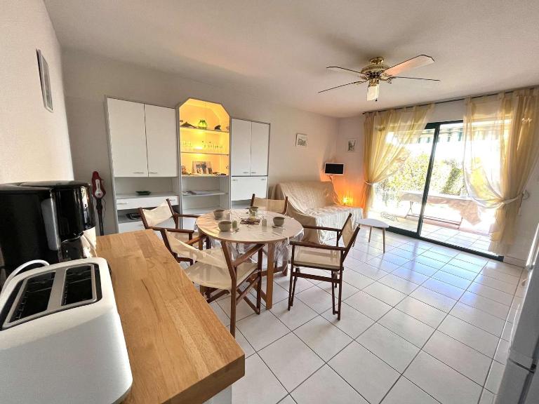 Studio/Cabine à 80m de la plage avec Terrasse, Jardinet et Garage - Cavalaire - FR-1-226B-140 - Bed and Breakfast Cavalaire-sur-Mer