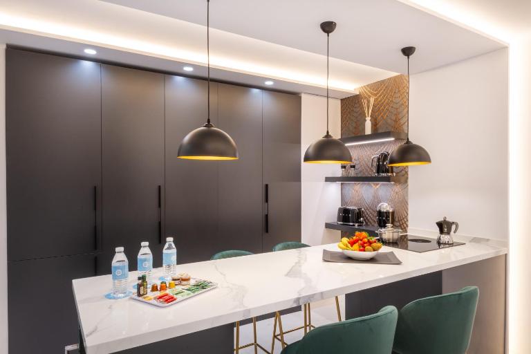 MARBELLA BANUS SUITES - Marbella Marina Banus, Deluxe Apartment, 2BDM-2BHT, Sea Views, Wlk Dist-1min to El Corte Ing Shop & 3min to The Beach - B&B Marbella