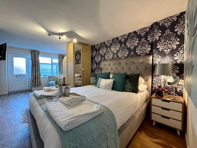 RIVERSIDE ESCAPE by BOURNECOAST - A Lovely Ground Floor Studio Apartment Just a Short Walk from the Riverside, Beaches and Local Shops - FM3001 - B&B Yafford