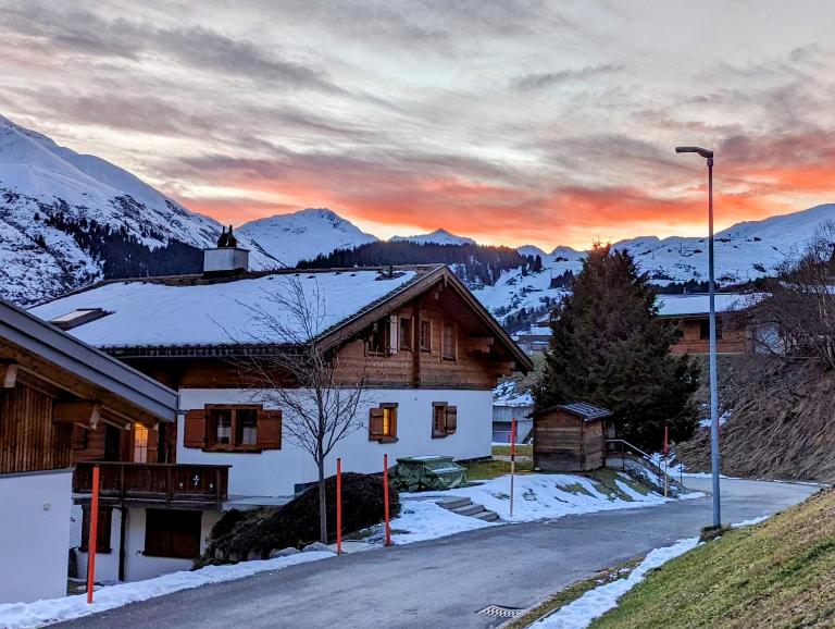 Maisonette-Wohnung in Rueras bei Sedrun - 200m zum Bahnhof - Perfekt für Ski & Ausflüge - B&B Rueras