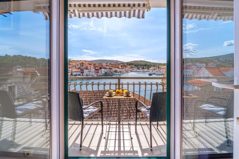 Villa Trebotić - Cozy Apartment - B&B Milna