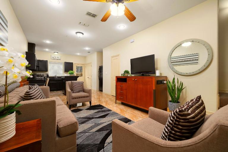 Hummingbird Haven 7 w King bed free parking Patio - B&B Pharr