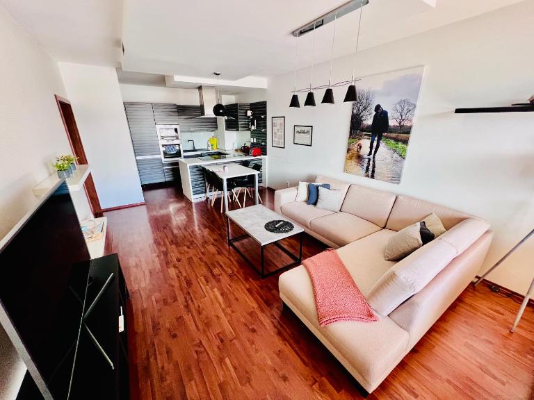 BL Luxury Apartment, 24hr Self Check-in, Free Private Garage Parking, Panoramic Views from Balcony, 5 minute walk to City Center - B&B Banská Bystrica