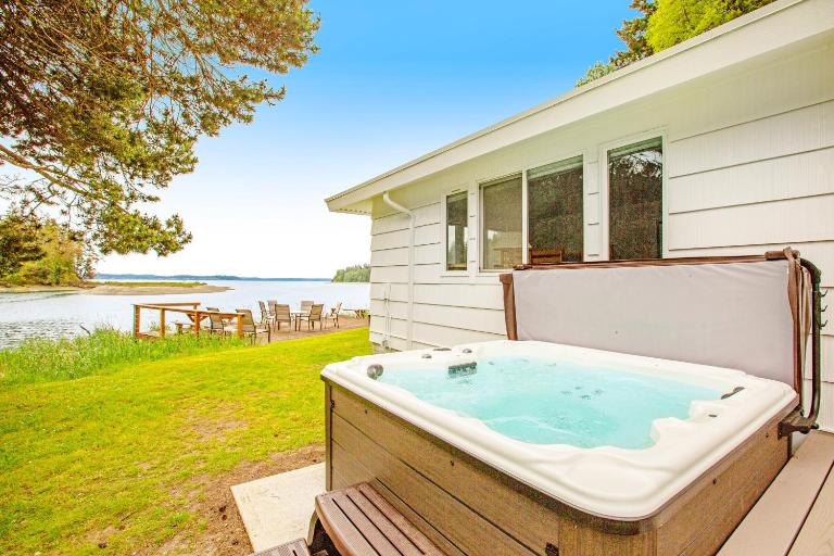 The Glen Cove Sand Spit & Guest Cottage - B&B Gig Harbor