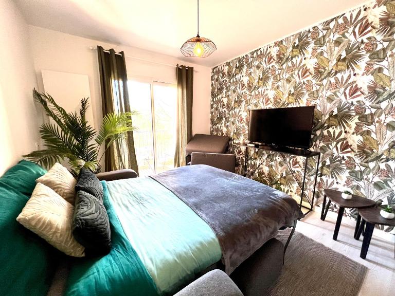 LE PRADO - Spacieux studio tout confort sur les hauteurs de Grasse - B&B Grasse