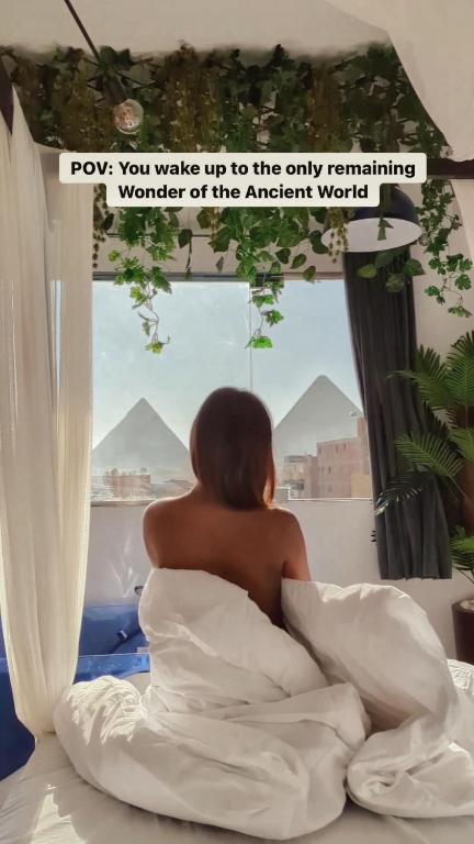 Jacuzzi pyramids view - B&B Cairo