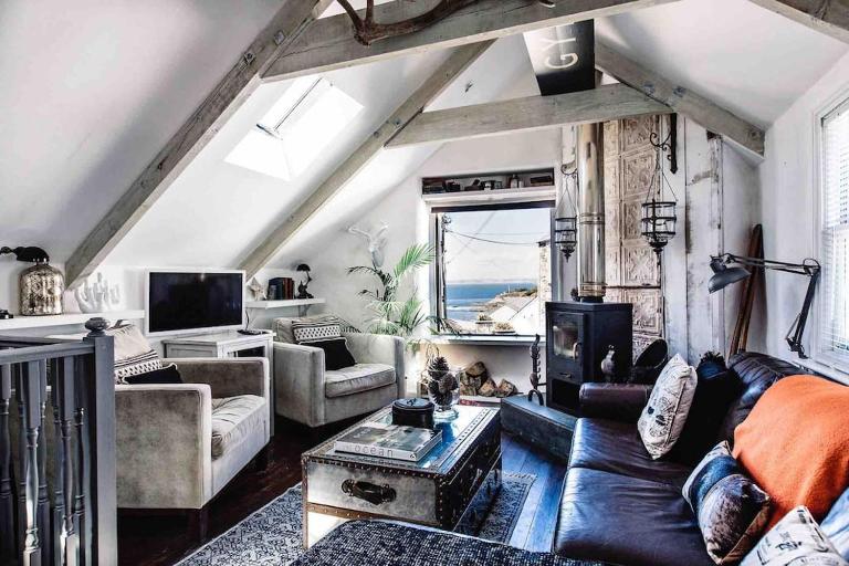 The Old Stores, Luxury beach side selfcatered holiday cottage above the beach - B&B Porthleven