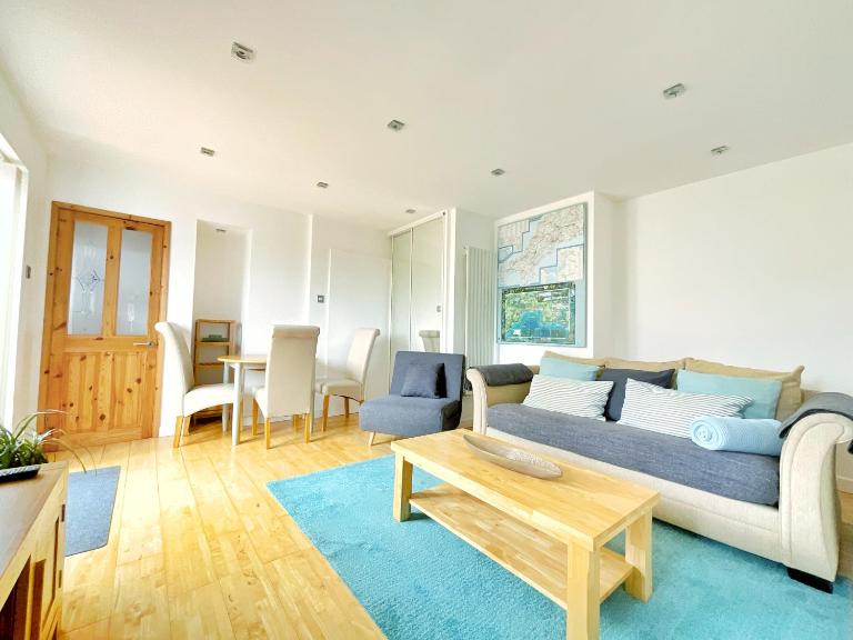White Eden - explore Cornwall from a comfy central appartment - B&B St Austell