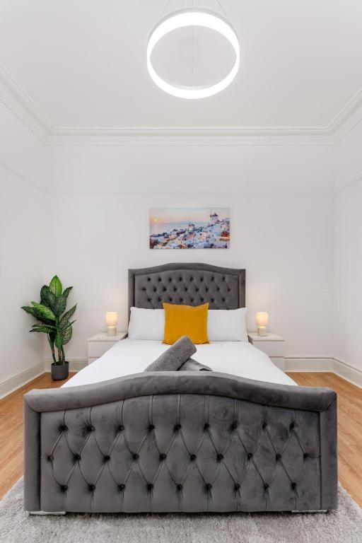 Flatzy - Sleeps 16 Near Football Ground & Ping Pong Table - Bed and Breakfast Liverpool