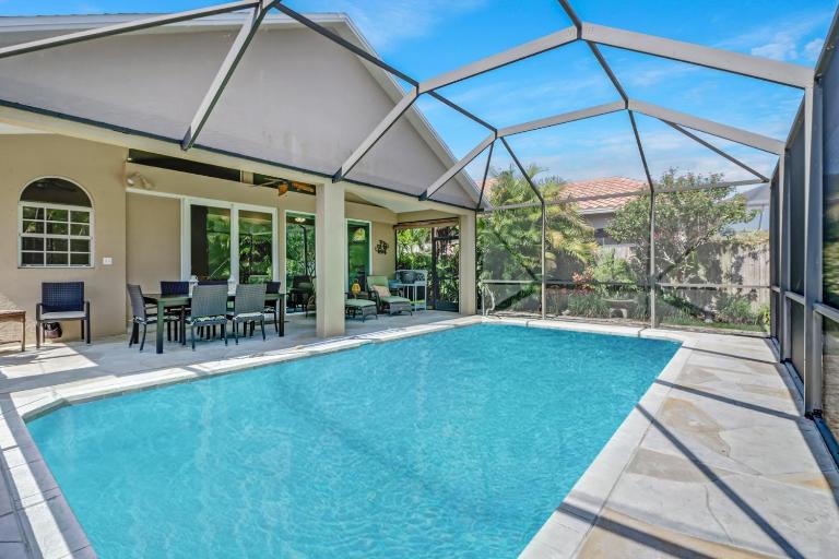 Cozy Beach House - 5 minutes from Vanderbilt Beach - B&B Naples