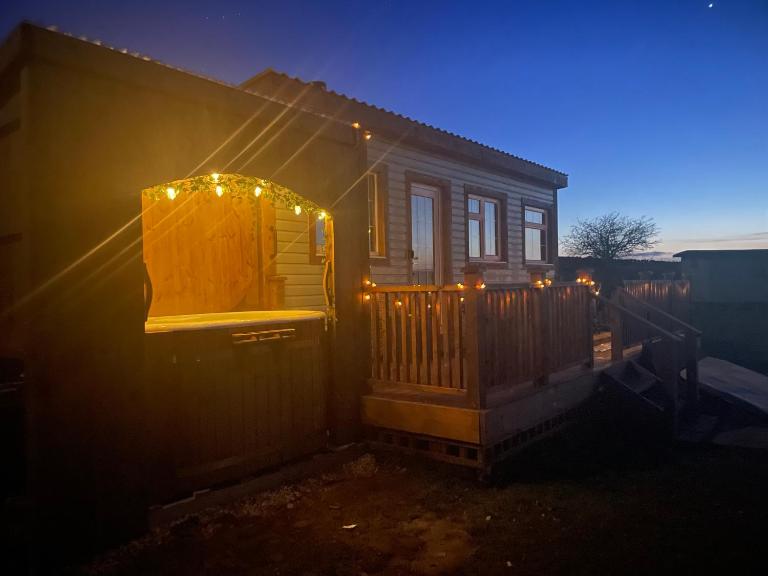 Cuddles & Bubbles Cozy Cabin with jacuzzi spa hot tub - Ferienwohnung Whitby