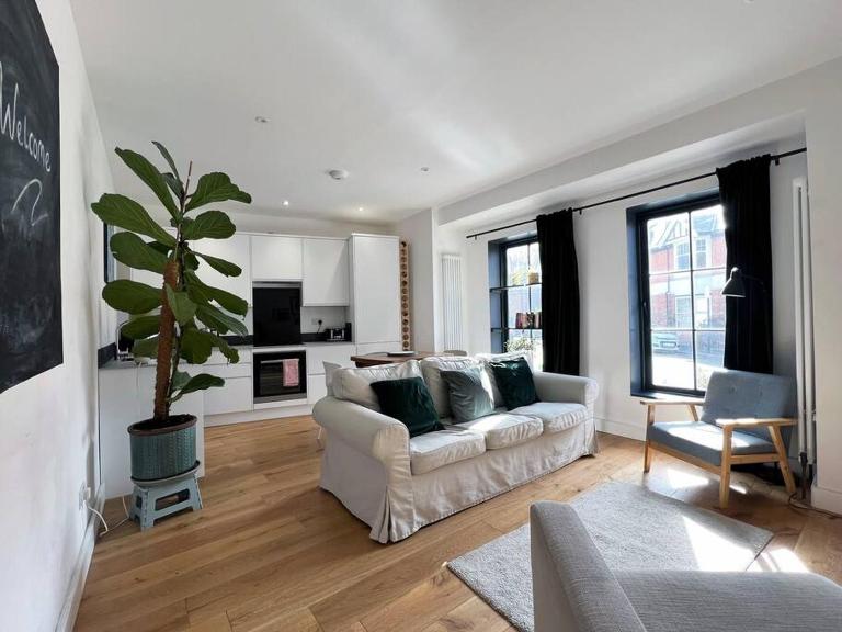 Poets Rest, free parking, EV socket fees apply walk to beach - B&B Brighton