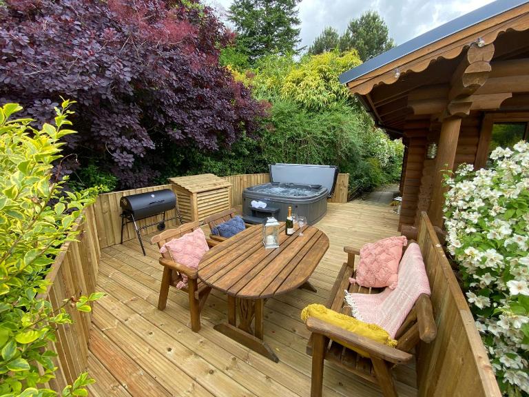 Beautiful 2 Bedroom Log Cabin With Private Hot Tub - Elm - Chambres d'hôtes Leominster