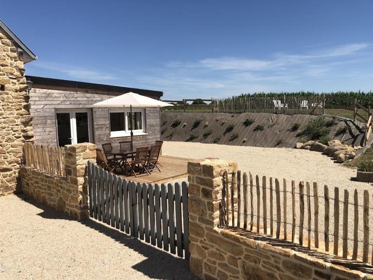 Charmante Maison de Campagne en Pierres et Bois - Ferienwohnung Sartilly
