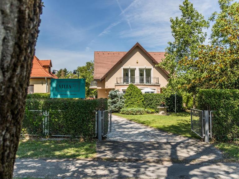 Villa 21 Boutique Rooms - B&B Balatonalmádi