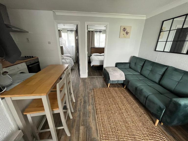 88, Two bed Chalet on Belle Aire Holiday Park - sleeps 5, pet friendly, bed linen and towels included plus onsite entertainment available - B&B Great Yarmouth
