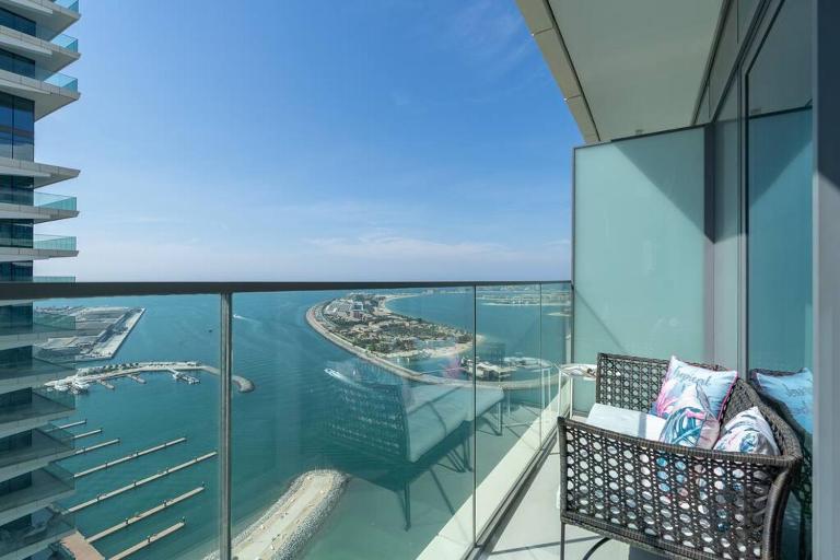 Vogue Vacation Homes, Emaar Beachfront Beach Vista near JBR and Palm Jumeirah, One Bedroom Apartment with Balcony and Private Beach, Access to all Amenities - Ferienwohnung Dubai