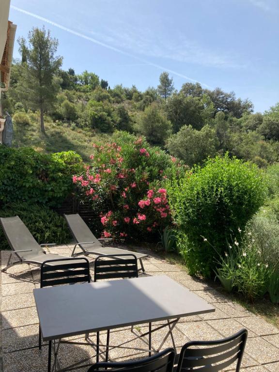 T2 Classé 2* calme au coeur du village provençale - B&B Gréoux-les-Bains