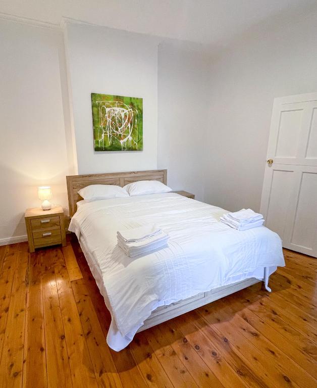 LCF Rosehill Accommodation 3 free car parking inside property G2 - B&B Sydney