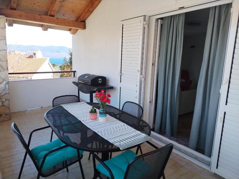 Island Bliss - 150 m from the beach, with sea view - Bed and Breakfast Vrbnik