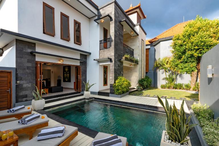 Vast 5bd Villa with Garden and Private Pool 250m to Beach - B&B Seminyak